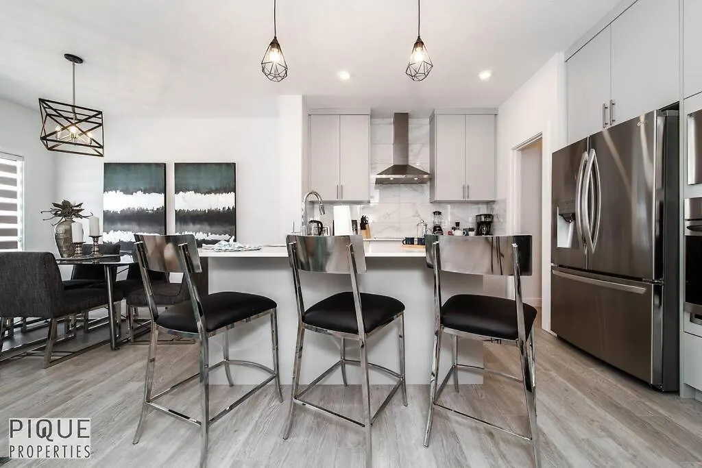 Holiday home *New*Chic Modern Home*King Bed*Foosball*Sleeps 8! Edmonton
